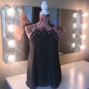 Olive blouse, high neck, with silver metal.